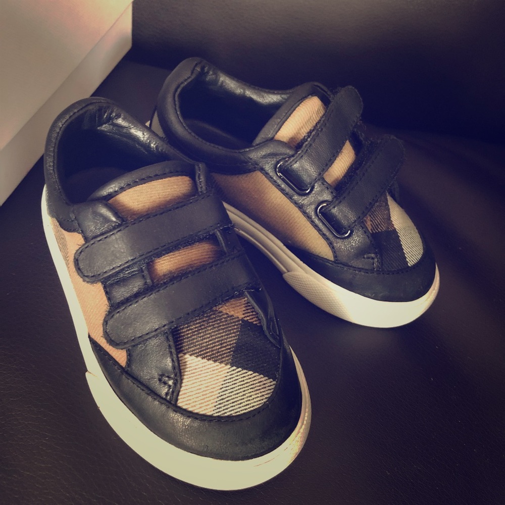 Toddler Burberry sneaker size 21